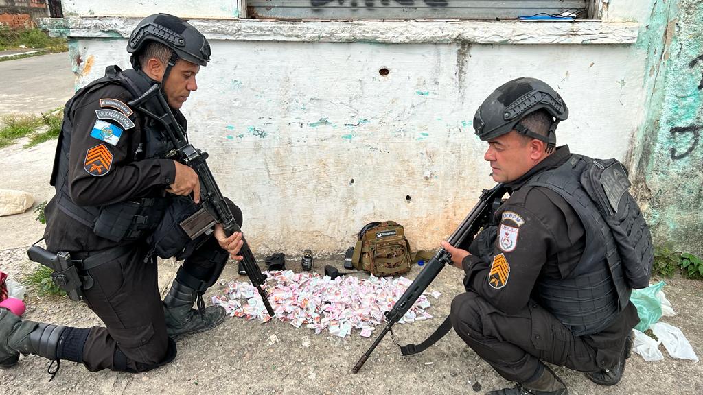 Polícia prende dois traficantes em Saracuruna 